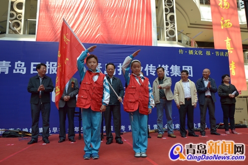 讀者節(jié)今開幕，市委常委、宣傳部長胡紹軍為晚報小記者團授旗