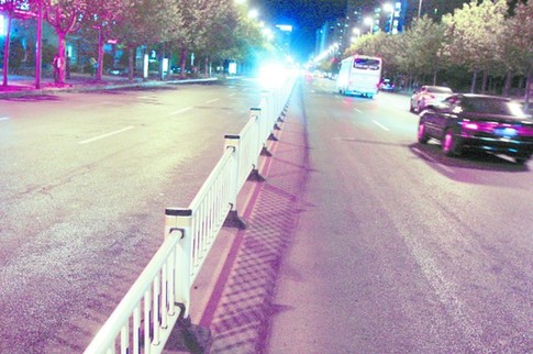 南京路中間的護(hù)欄，對(duì)阻止亂穿馬路、車(chē)輛亂掉頭起了一定作用。