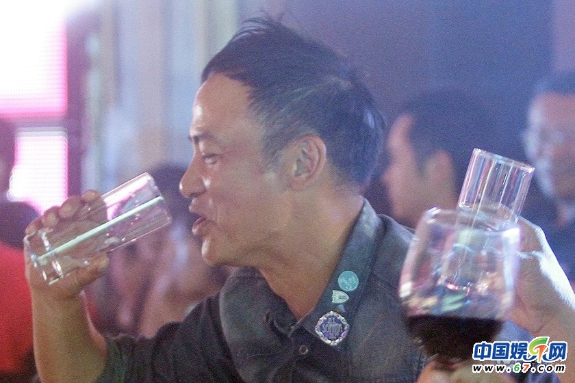 張國(guó)立抽雪茄老板范兒十足 葛優(yōu)陳妍希豪飲大High