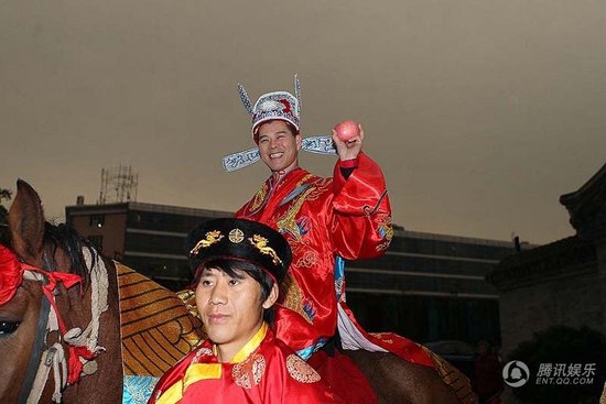 趙本山弟子王小虎補辦婚禮 結(jié)婚12年后激情擁吻
