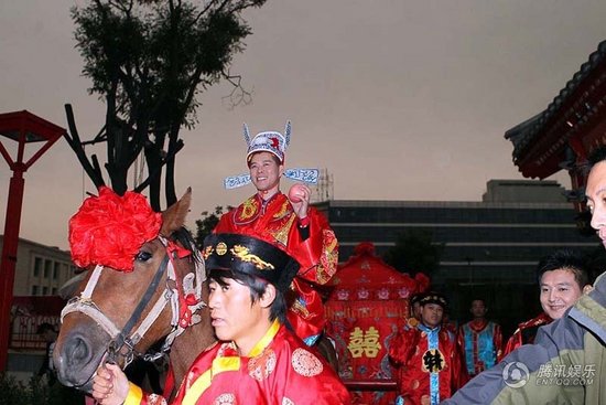 趙本山弟子王小虎補(bǔ)辦婚禮 結(jié)婚12年后激情擁吻