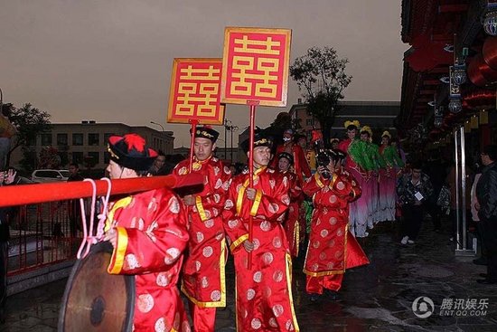 趙本山弟子王小虎補辦婚禮 結(jié)婚12年后激情擁吻