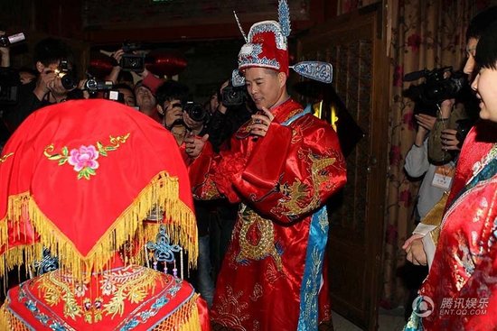 趙本山弟子王小虎補(bǔ)辦婚禮 結(jié)婚12年后激情擁吻
