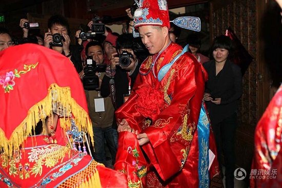趙本山弟子王小虎補(bǔ)辦婚禮 結(jié)婚12年后激情擁吻