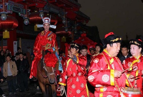 趙本山弟子王小虎補辦婚禮 結(jié)婚12年后激情擁吻