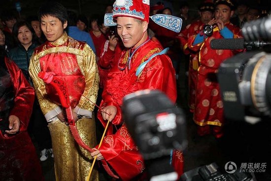 趙本山弟子王小虎補辦婚禮 結婚12年后激情擁吻