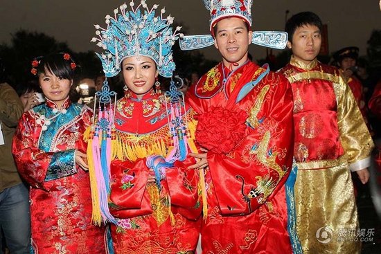 趙本山弟子王小虎補辦婚禮 結婚12年后激情擁吻