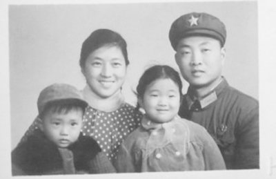 1971年12月4日的全家福，母親很漂亮