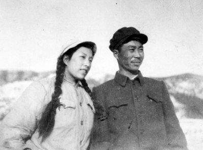 1953年，朝鮮戰(zhàn)爭結束后，父親歸國，這張父親像張豐毅。