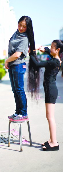 青島發(fā)友為收藏女孩長(zhǎng)發(fā)等3年才買到 每年做4次保濕