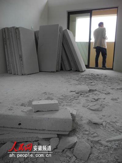 合肥一小區(qū)現“樓粉粉” 樓板遇水即散一掰就斷
