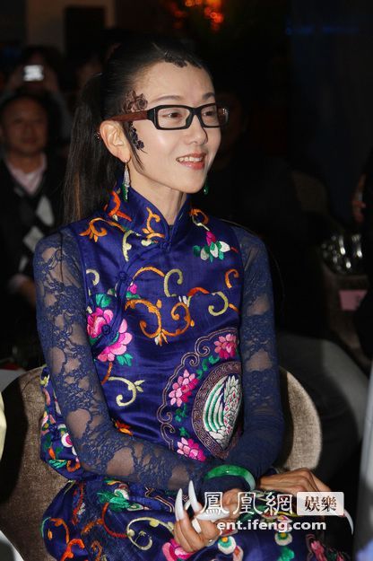 楊麗萍告別巡演眾大腕捧場(chǎng) 李雙江緊握楊麗萍
