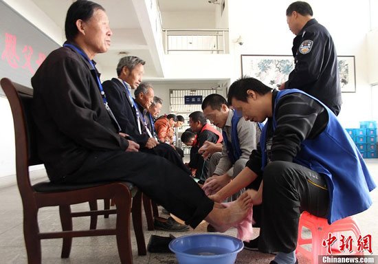 10月23日，重陽(yáng)節(jié)，江蘇省儀征市看守所組織6名表現(xiàn)優(yōu)秀的在押人員和父母一起共度重陽(yáng)節(jié)。6名犯人為父母洗腳、剪指甲，表感恩。