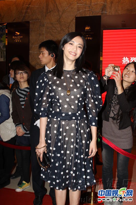 姚晨小透視裝出席活動大方透露 已訂婚將領證