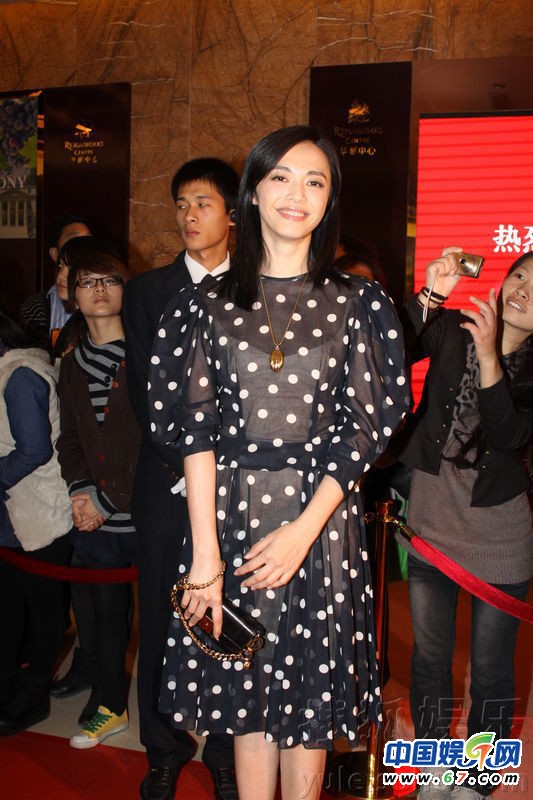 姚晨小透視裝出席活動(dòng)大方透露 已訂婚將領(lǐng)證