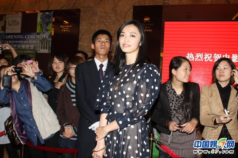 姚晨小透視裝出席活動大方透露 已訂婚將領證