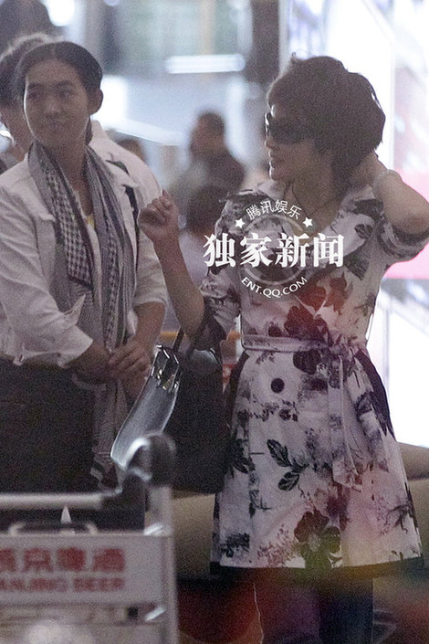 劉曉慶機(jī)場(chǎng)擺pose秀妖嬈身段 真人秀秒殺全場(chǎng)