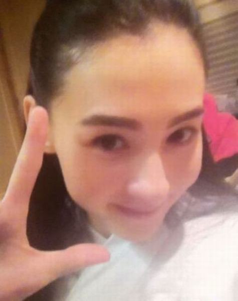 范冰冰擠眉嘟嘴李湘吻玩偶 揭女星裝嫩賣(mài)萌照