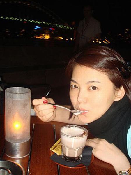 范冰冰擠眉嘟嘴李湘吻玩偶 揭女星裝嫩賣(mài)萌照