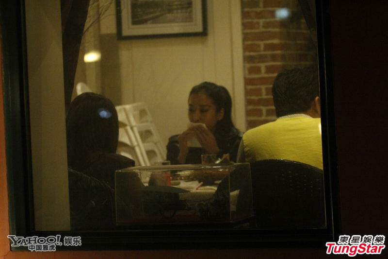 吉克雋逸缺席好聲音宣傳 密會(huì)國外友人口語流利