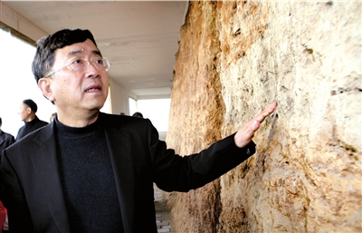 2011年11月8日，著名作家余秋雨在河南省三門峽市參觀仰韶文化博物館。 圖/CFP
