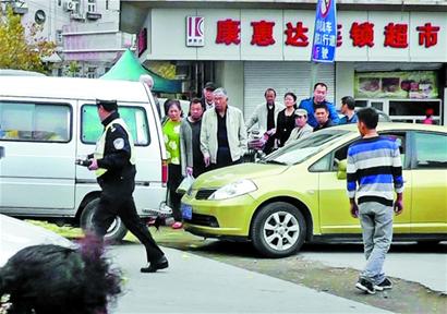 瑞昌路三車連環(huán)追尾 過(guò)路司機(jī)看熱鬧釀二次車禍