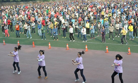 重慶南開中學體育老師將其改編成適合中學生的課間操
