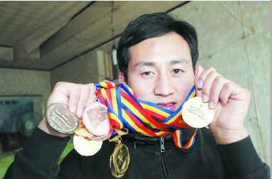 鄒慶東，獲得過8塊金牌的自行車運動員