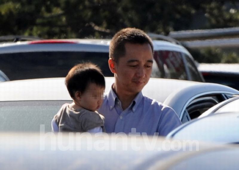 趙子琪一家回京 老公路金波抱愛(ài)女青橙曝光