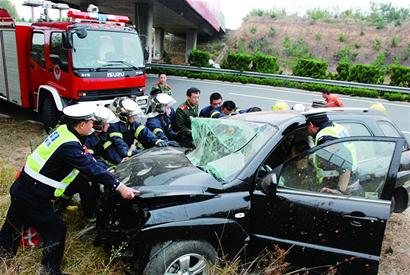 青蘭高速昨發(fā)車禍3人受傷 越野車嚴重變形 青蘭高速昨發(fā)車禍3人受傷 越野車嚴重變形