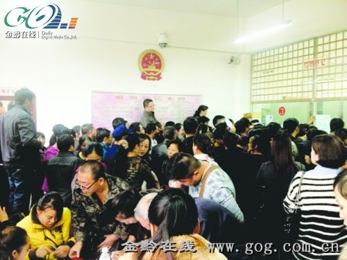 小小的婚姻登記處，擠滿了要離婚的人。