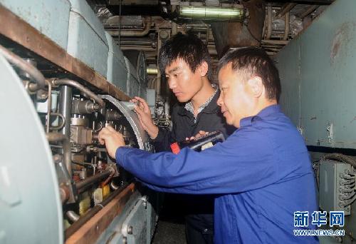 （走基層·迎接十八大·圖文互動）（1）最可愛的人，有故事的人——記中國漁政202船釣魚島海域巡航團隊