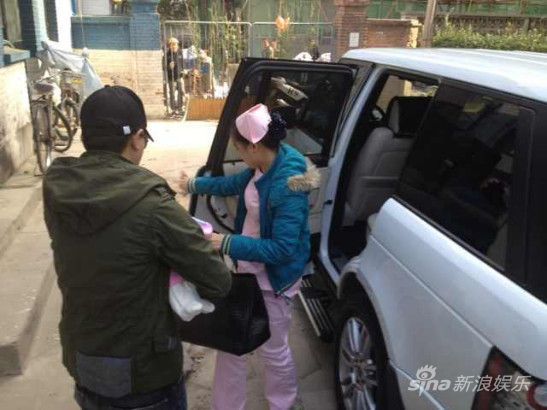賈乃亮抱女兒做檢查姿勢(shì)標(biāo)準(zhǔn) 全程有人攝像