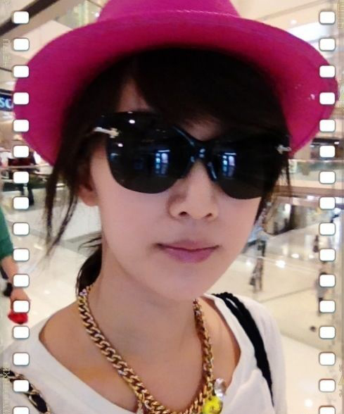 李念抱愛(ài)女凝視 闊太生活很奢華