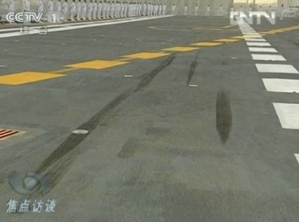 資料圖：甲板上清晰的艦載機(jī)留下的輪胎印。