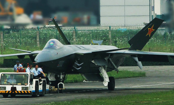 資料圖：牽引中的殲-20測(cè)試機(jī)。