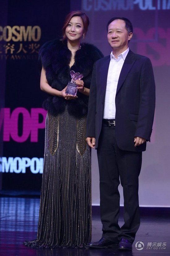 凌瀟肅唐一菲婚后首度同臺 攬腰耳語十指緊扣極盡恩愛