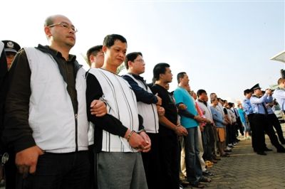 昨日，大陸警方將犯罪嫌疑人移交臺(tái)灣執(zhí)法部門。