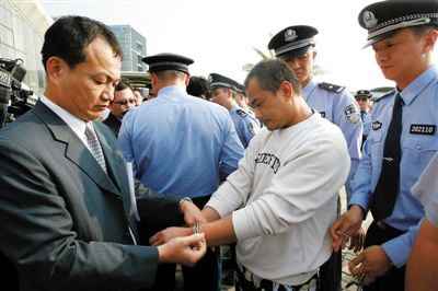 昨日，兩地警方換械移交犯罪嫌疑人儀式現(xiàn)場。