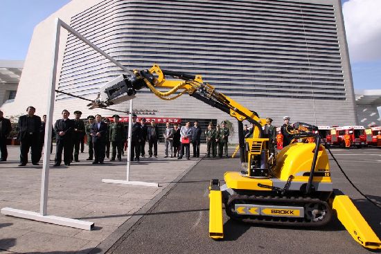 青島消防演習(xí)驚險似好萊塢大片 機器人切鋼筋如草芥