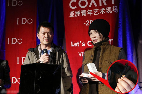 王菲收李亞鵬三克拉鉆戒驚愕 當(dāng)眾摸大腿顯恩愛(ài)