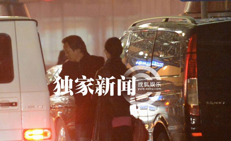 劉亦菲攜母回京 繼父陳金飛百萬豪車接機(jī)身兼多“職”