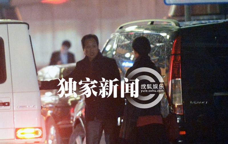 劉亦菲攜母回京 繼父陳金飛百萬豪車接機身兼多“職”