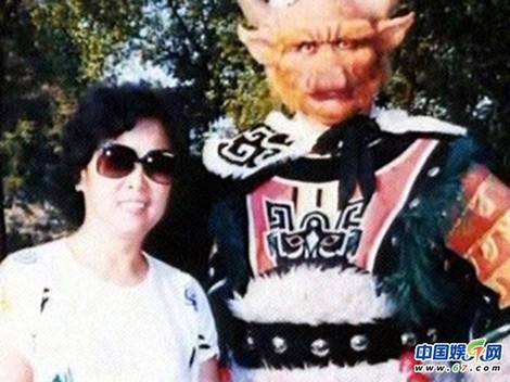 明星拍戲期間自?shī)首詷?lè)