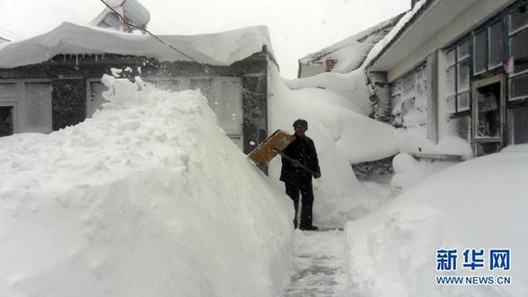 北京大雪高速積雪嚴重致擁堵 武警給司機送飯
