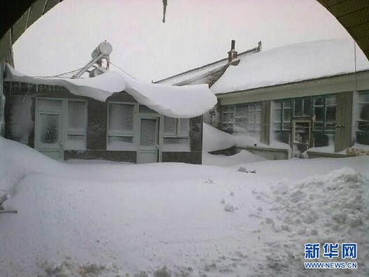 北京大雪高速積雪嚴重致?lián)矶?武警給司機送飯