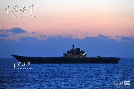 中國艦載機(jī)首次在航母遼寧艦上起降 現(xiàn)場震撼