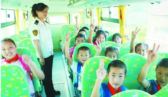 青島600輛校車(chē)專(zhuān)接農(nóng)村娃 冬暖夏涼放動(dòng)畫(huà)孩子愛(ài)上學(xué)