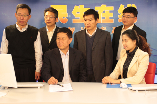 青島市人力資源和社會(huì)保障局副局長(zhǎng)耿成亮（一排左一）與網(wǎng)民在線(xiàn)交流 （攝影 周琦）