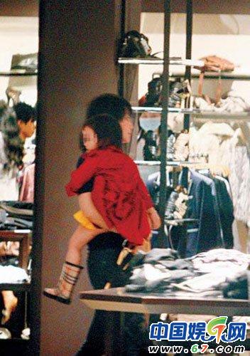 王菲女兒6歲開(kāi)畫展名聲大噪 圖揭李嫣6年成長(zhǎng)史